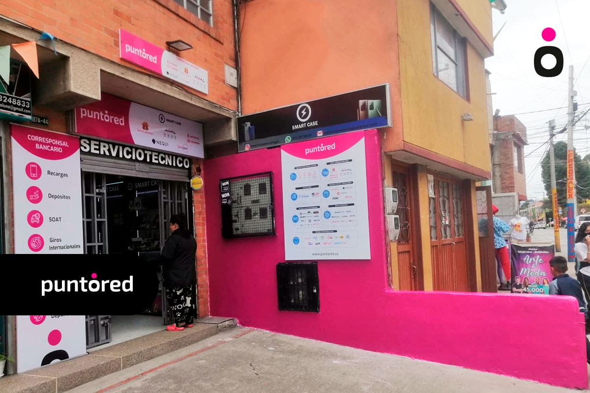 Ciudadano realizando trámite de subsidios en Colombia en punto Puntored.